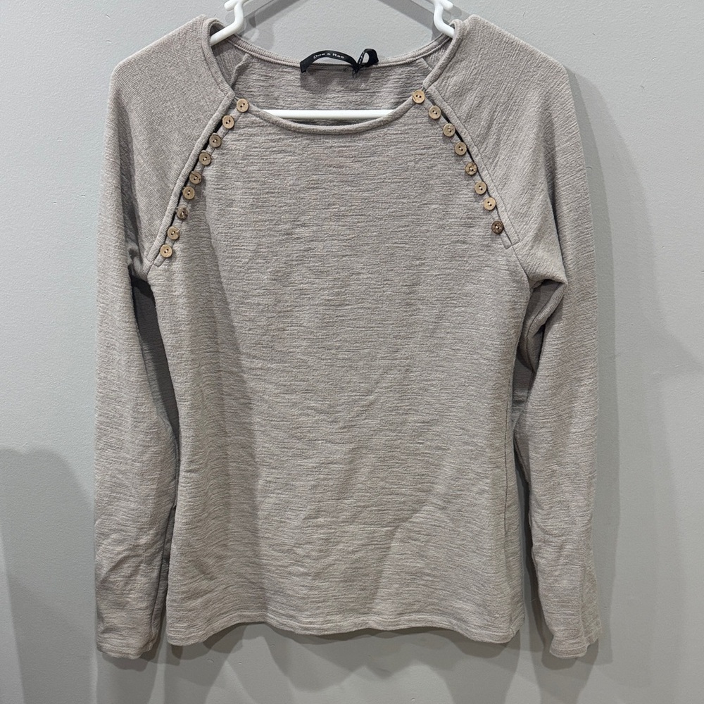 Doe & Rae Women's Beige Button-Detail Top